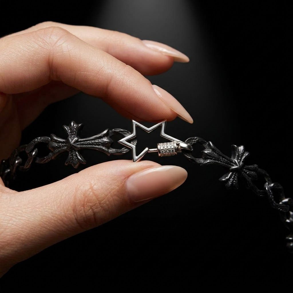 La chiusura a stella del choker nero tra le dita