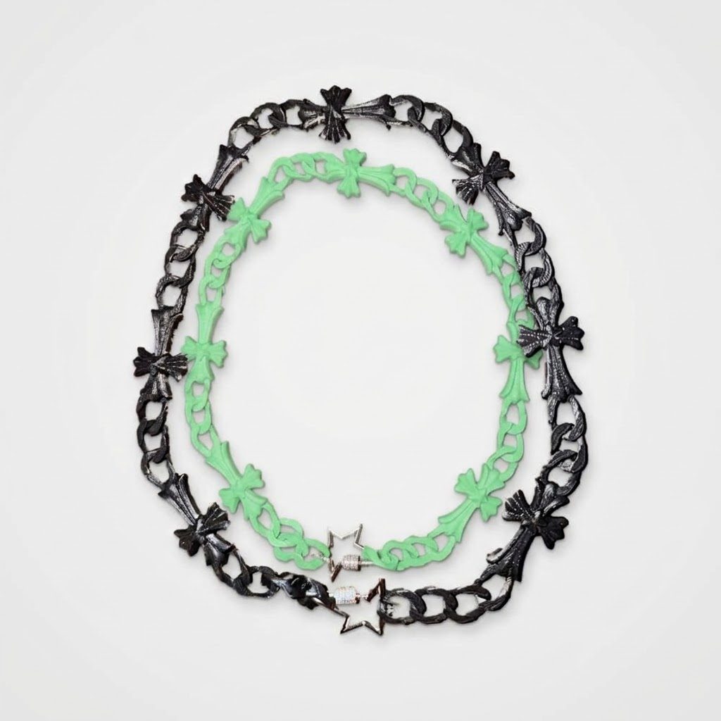 Choker nero e choker lime indossati insieme
