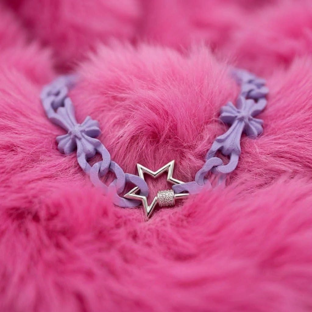 Choker lilla con chiusura a stella su pelliccia fucsia